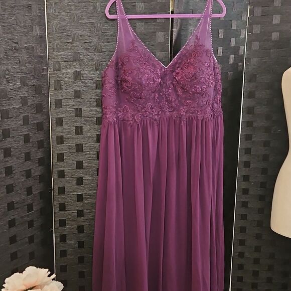 Azazie Millie Plum Lace Maxi gown Size A22  (US 3XL) - Picture 4 of 15